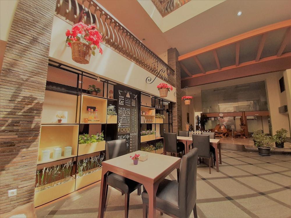 The Palais Hotel Dago Bandung Exterior photo
