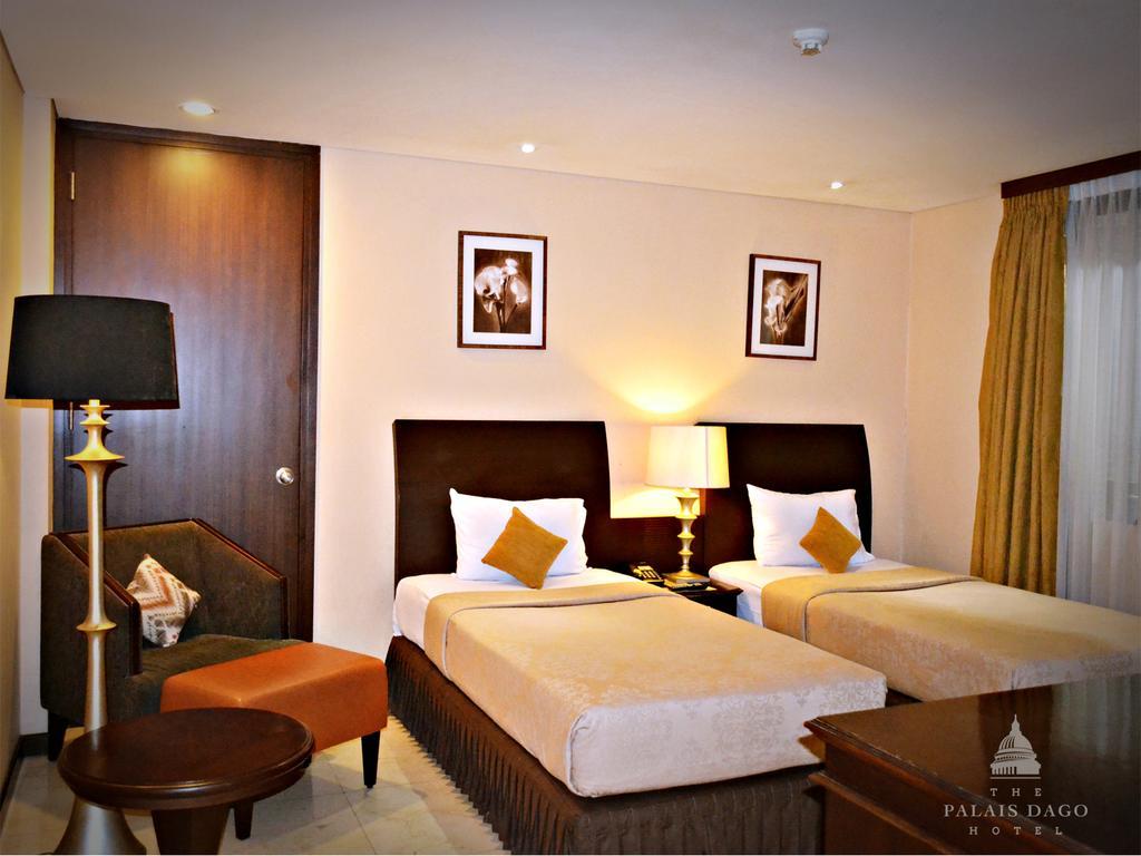 The Palais Hotel Dago Bandung Exterior photo